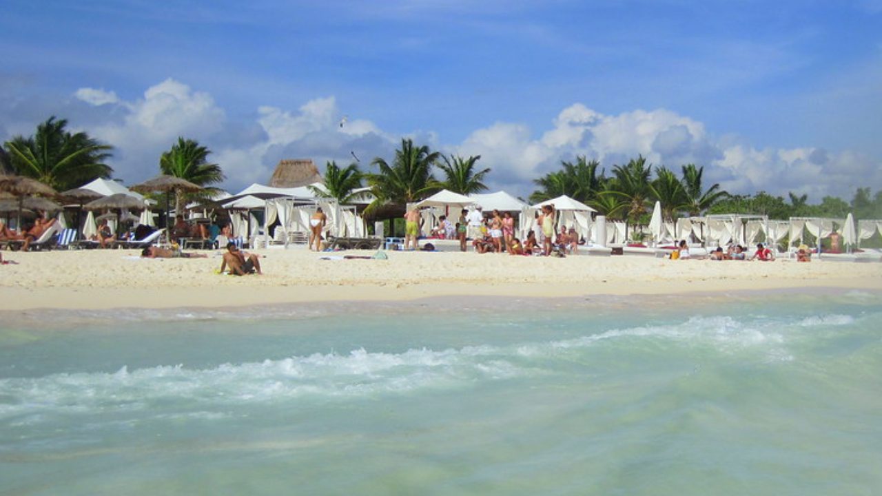 Beryl recupera Playa Mamitas en Playa del Carmen