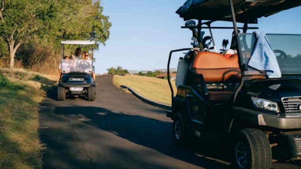 Menores al volante de carros de golf en Isla Mujeres