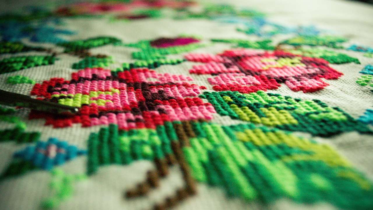 Taller de bordado artesanal en Tulum empodera a más de 80 mujeres locales