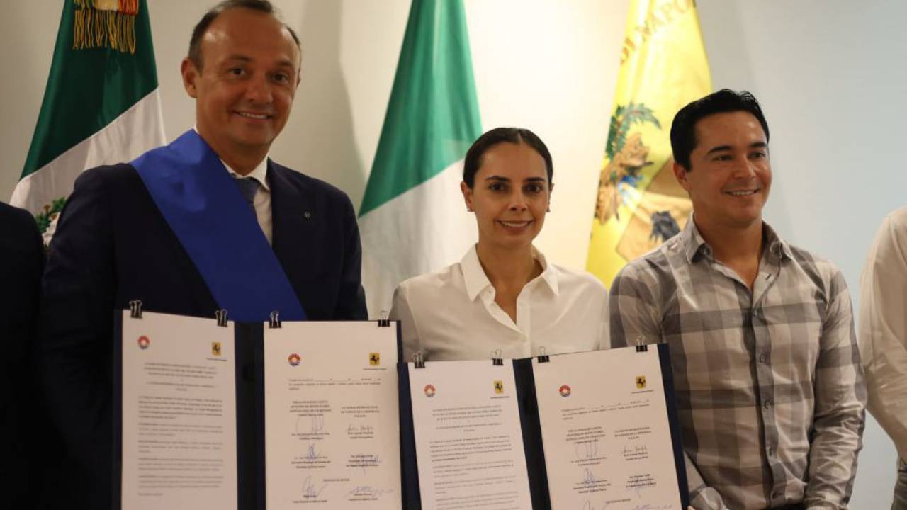 ANA PATY PERALTA FIRMA HERMANAMIENTO DE CANCÚN Y NÁPOLES