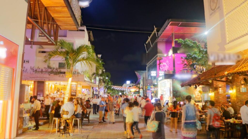 Empresarios exigen orden en la Quinta Avenida, regulación de rentas vacacionales y seguridad como prioridades para Estefanía Mercado