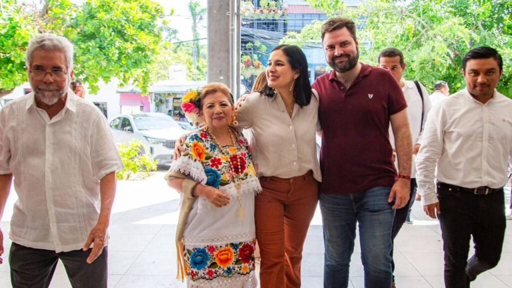 Estefanía Mercado visita el Mercado de la 10 en su 38 aniversario en Playa del Carmen