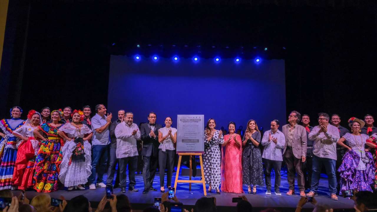 inauguración del teatro de la ciudad