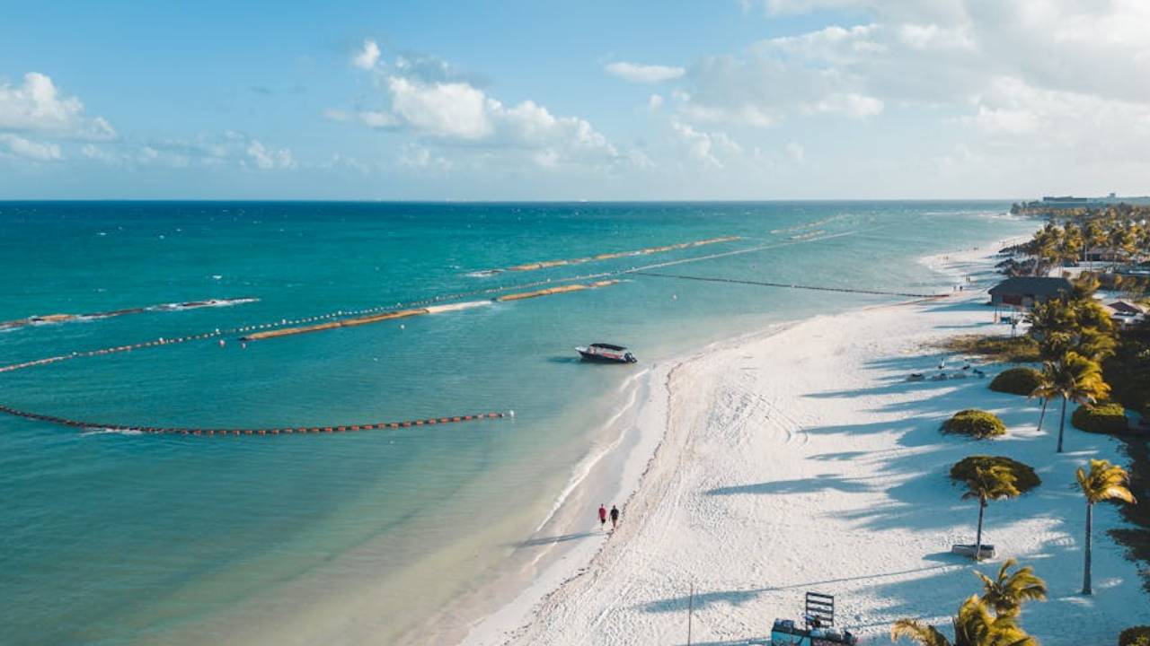 Asociación de Hoteles de la Riviera Maya busca reforma para evitar cobros excesivos a turistas en aduanas