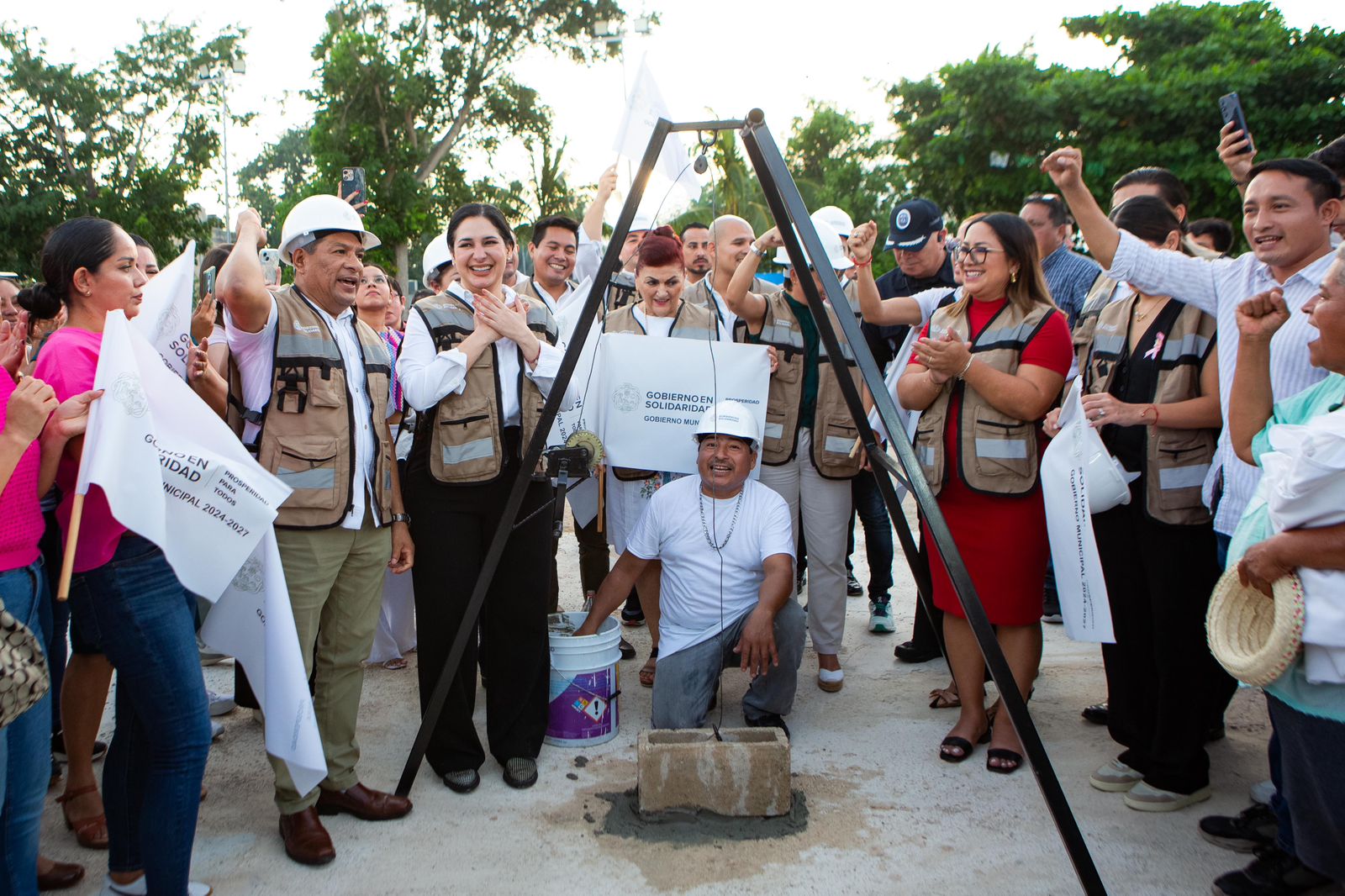 Inicia Estefanía Mercado su programa de obras públicas en Puerto Aventuras