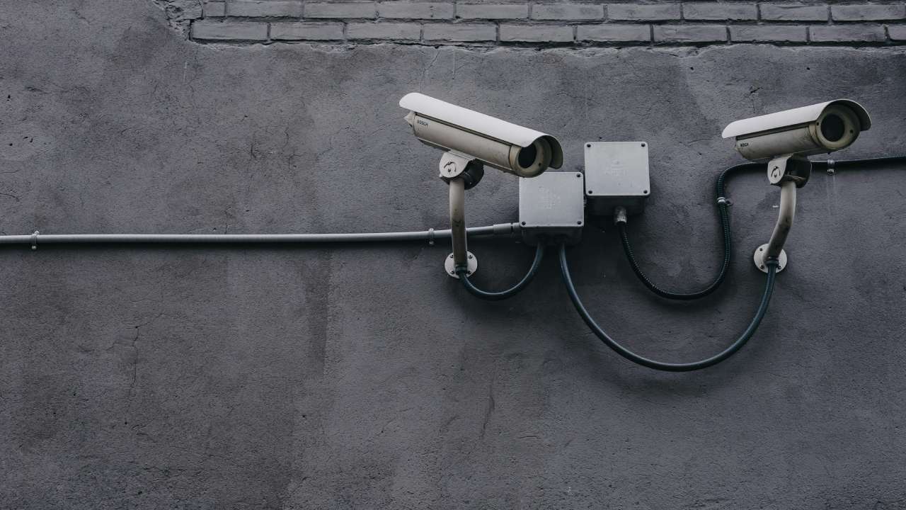 debate en instalación de cámaras de vigilancia en escuela secundaria