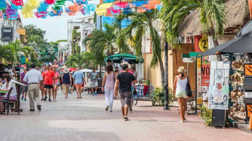 Retiran más de 60 puestos ambulantes de la Quinta Avenida en Playa del Carmen