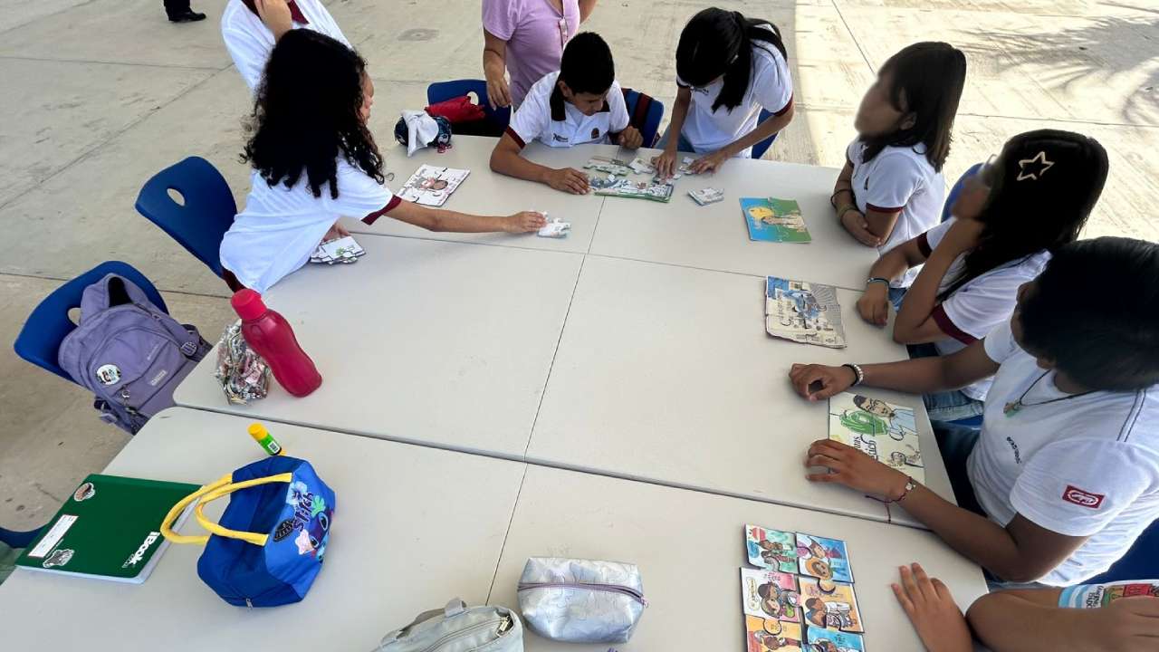 alumnos con discapacidad toman clases en el patio (1)