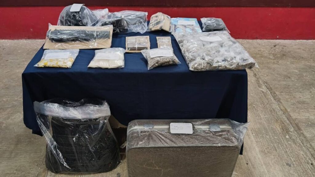 Aseguran maleta con narcóticos y armamento en Othón P. Blanco