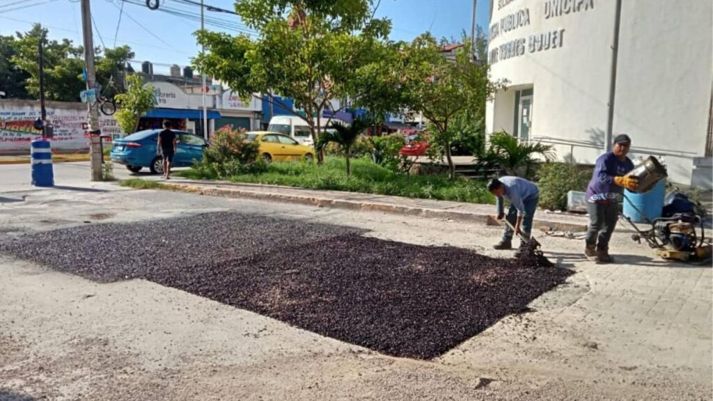 Continúan cuadrillas de bacheo atendiendo reportes en Solidaridad