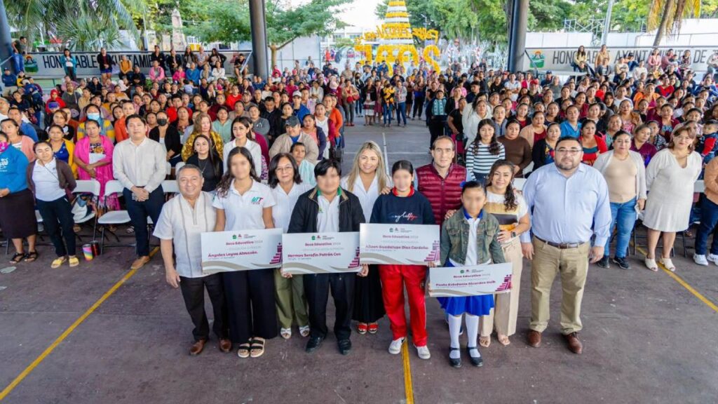 entrega de 605 becas en Tulum