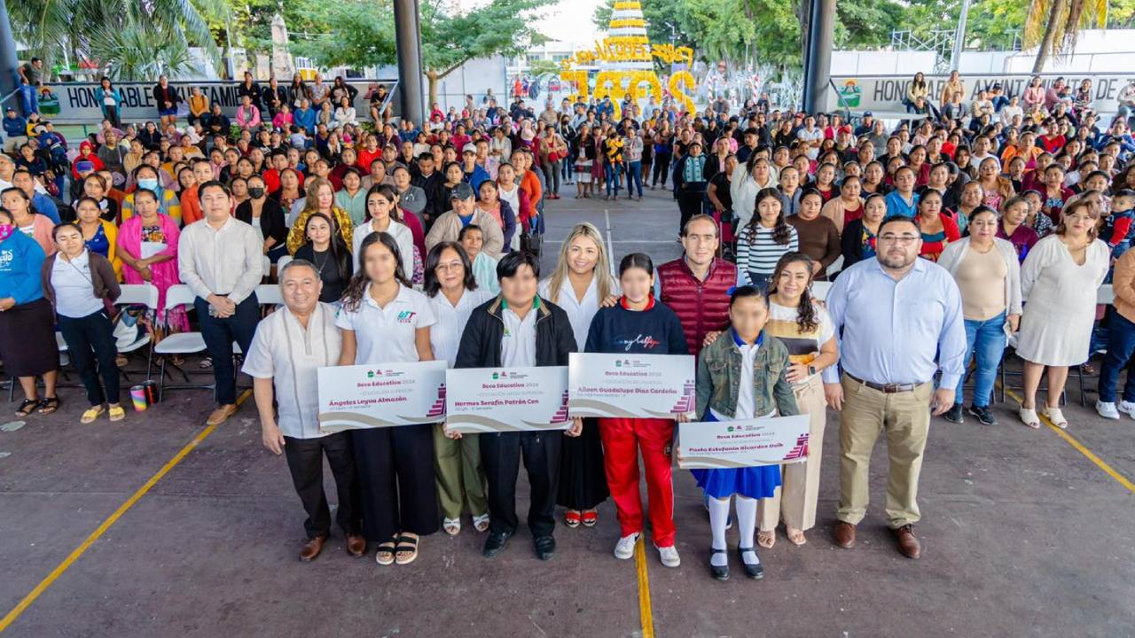 entrega de 605 becas en Tulum