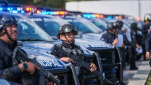 Cancún fortalece su seguridad con la integración de 127 nuevas patrullas, equipadas con cámaras, GPS y radiocomunicación digital. Una inversión estratégica para mejorar la vigilancia y combatir la delincuencia.