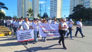 Maestros en protesta: Entregan pliego petitorio para frenar recortes y ajustes UMA en el ISSSTE