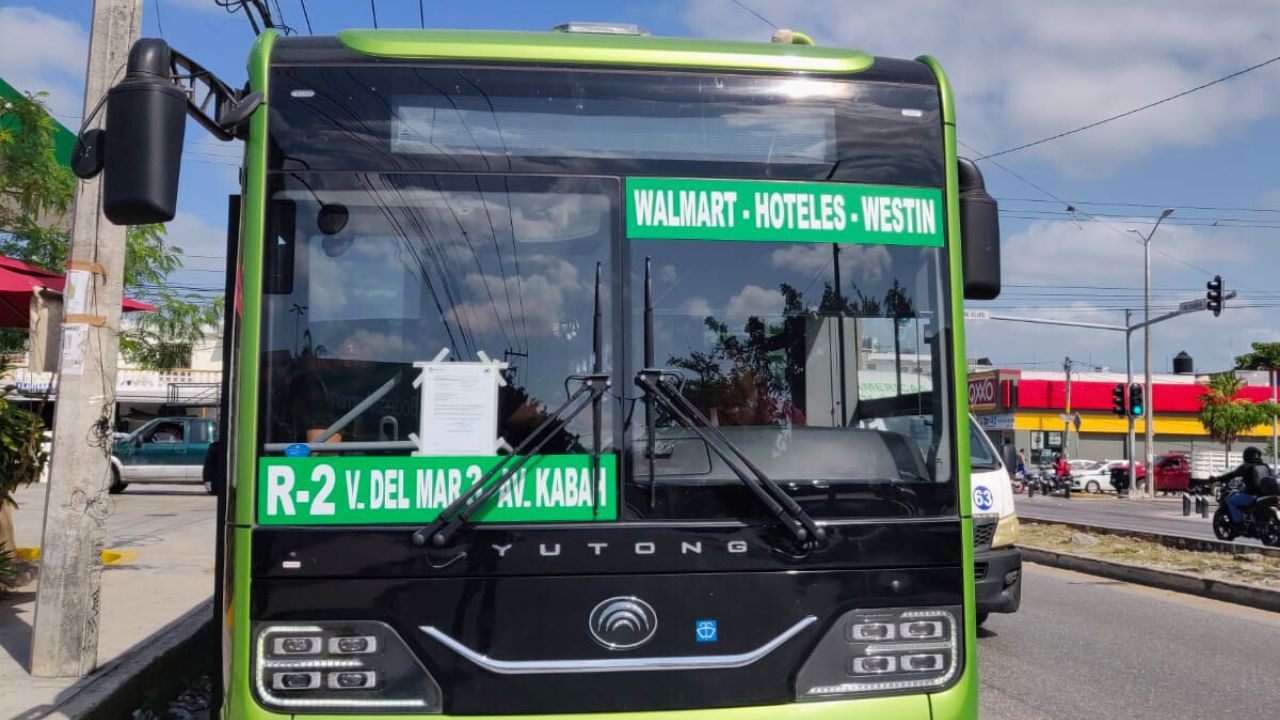 Cancún prueba autobús híbrido a prueba de inundaciones y que ahorra combustible