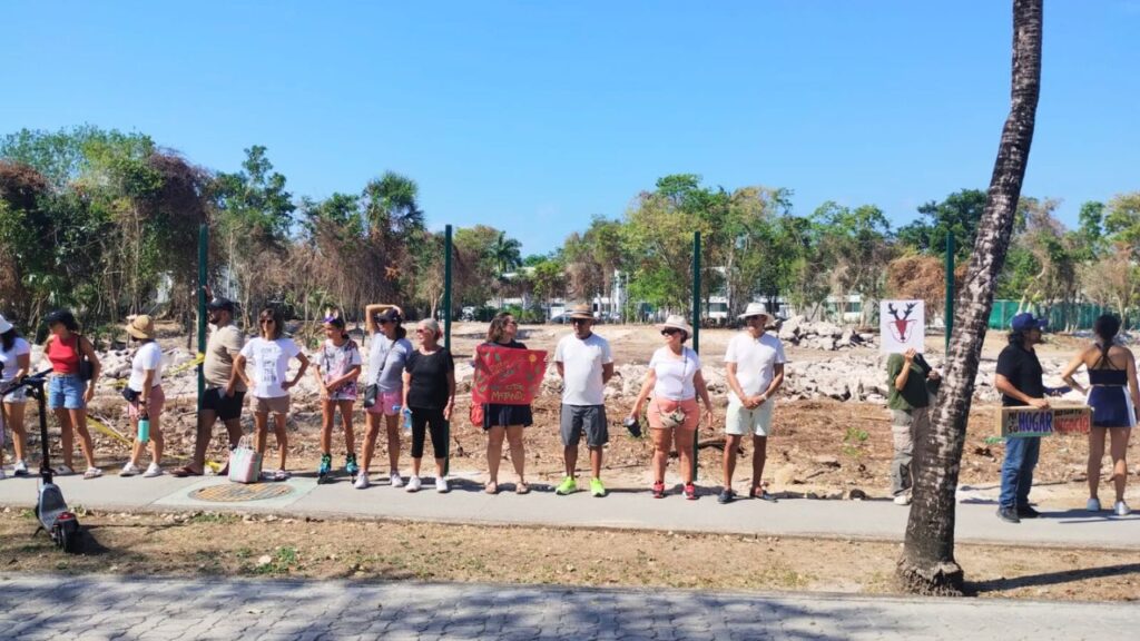 "No más destrucción": marchan en Playacar por muerte de venados. Foto: Yolanda Aldana