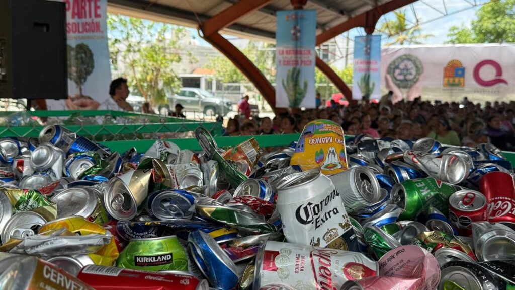 Entrega de despensas a cambio de residuos plásticos reciclables, como parte de la jornada “Recicla tu futuro”.