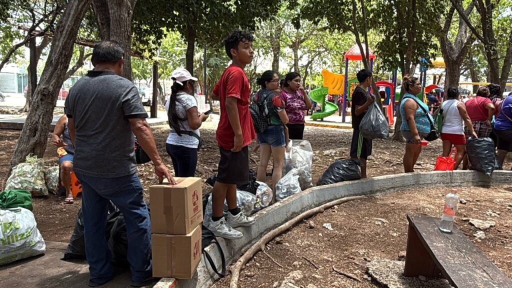 Entrega de despensas a cambio de residuos plásticos reciclables, como parte de la jornada “Recicla tu futuro”.