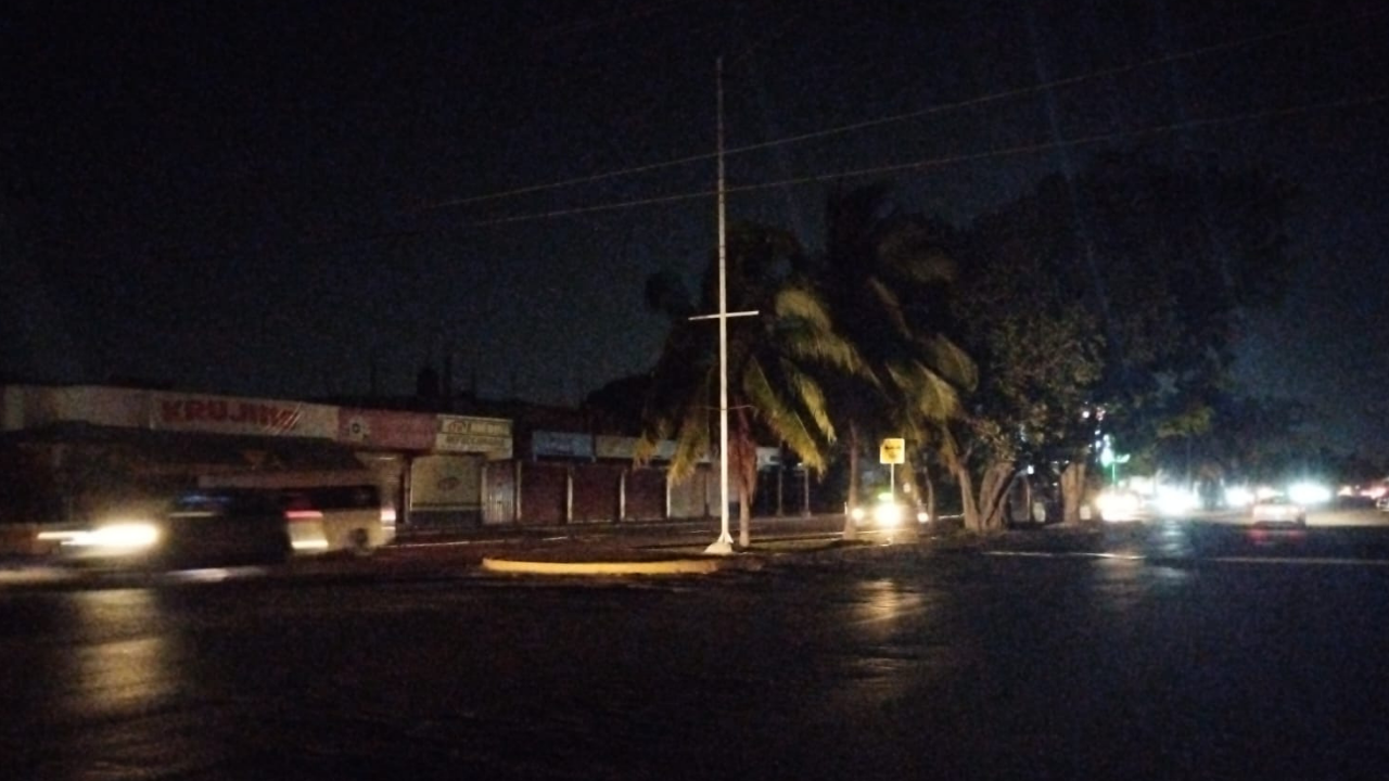 Transformador de CFE explota en la madrugada y causa corte de energía eléctrica en Playa del Carmen