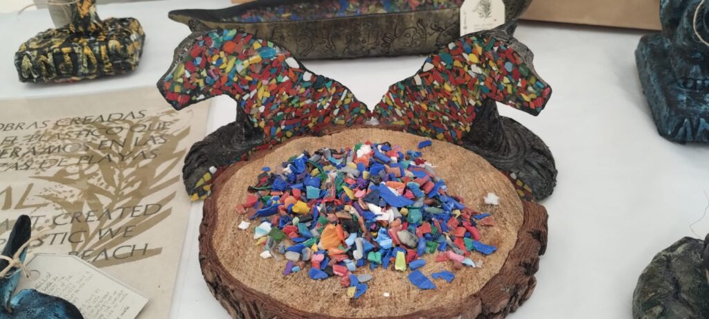 Artista de Playa del Carmen crea esculturas con plástico recuperado de reservas naturales. 📸 Yolanda Aldana