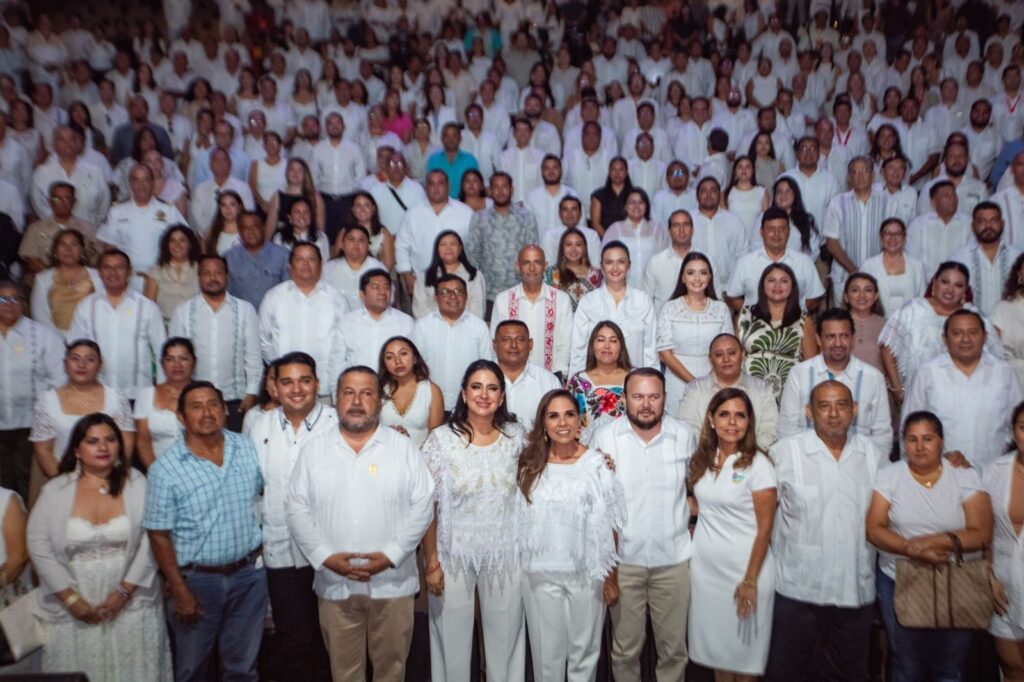 Autoridades estatales y municipales rinden homenaje a fundadores en el 32 aniversario de Playa del Carmen.