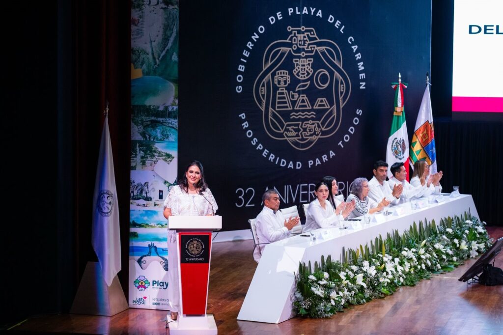 Autoridades estatales y municipales rinden homenaje a fundadores en el 32 aniversario de Playa del Carmen.