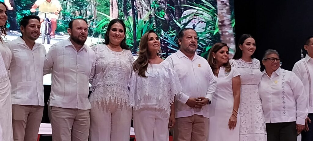 Autoridades estatales y municipales rinden homenaje a fundadores en el 32 aniversario de Playa del Carmen.
