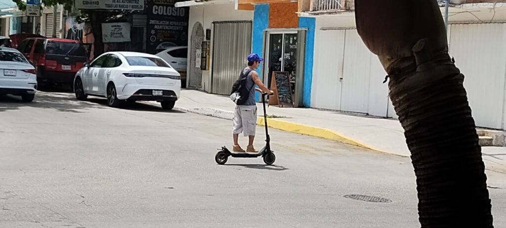 Uso de scooters y bicicletas eléctricas en Playa del Carmen; trabajan en regulación de micromovilidades y mantenimiento de ciclovías. 📸 Yolanda Aldana