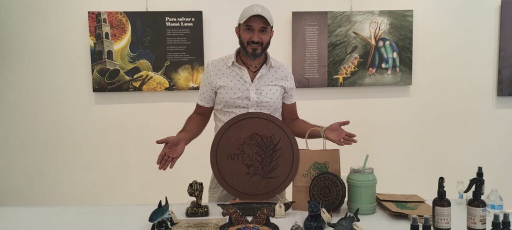 Artista de Playa del Carmen crea esculturas con plástico recuperado de reservas naturales. 📸 Yolanda Aldana