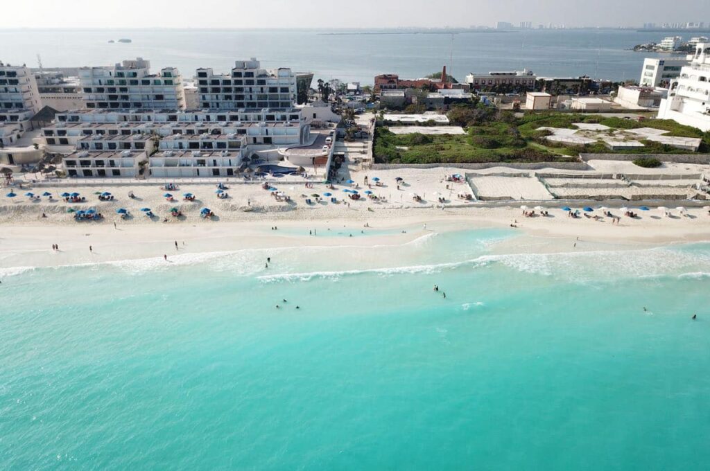 Evalúan posible venta de terreno colindante con Playa Marlin de Cancún.