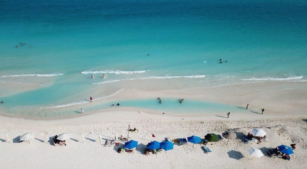 Evalúan posible venta de terreno colindante con Playa Marlin de Cancún.