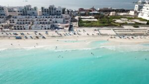 Organizaciones civiles exigen blindar Playa Marlín de Cancún; autoridades aseguran que no está a la venta