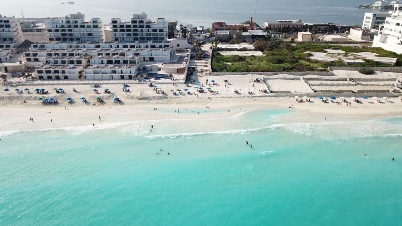 Organizaciones civiles exigen blindar Playa Marlín de Cancún; autoridades aseguran que no está a la venta