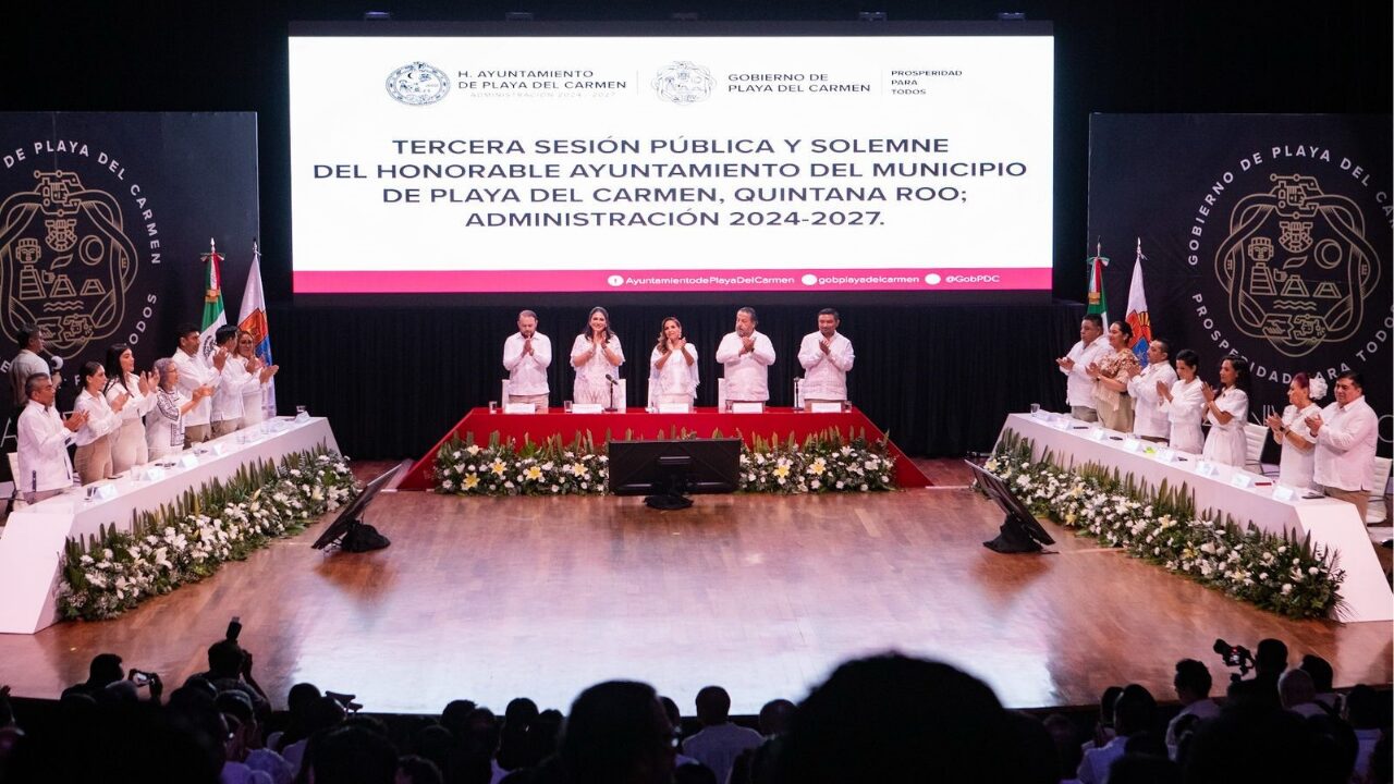 Autoridades estatales y municipales rinden homenaje a fundadores en el 32 aniversario de Playa del Carmen.