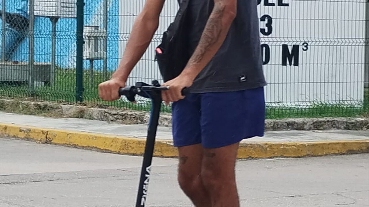 Uso de scooters y bicicletas eléctricas en Playa del Carmen; trabajan en regulación de micromovilidades y mantenimiento de ciclovías.