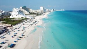 Evalúan posible venta de terreno colindante con Playa Marlin de Cancún.
