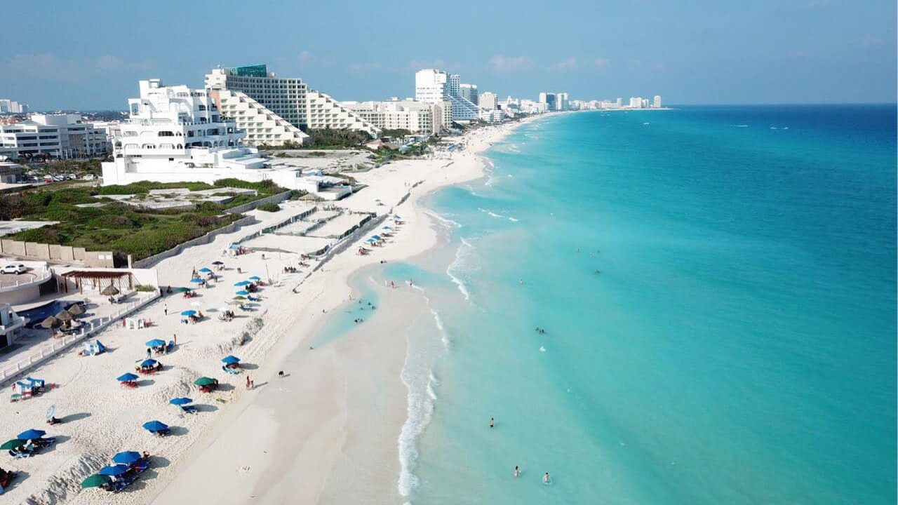 Evalúan posible venta de terreno colindante con Playa Marlin de Cancún.