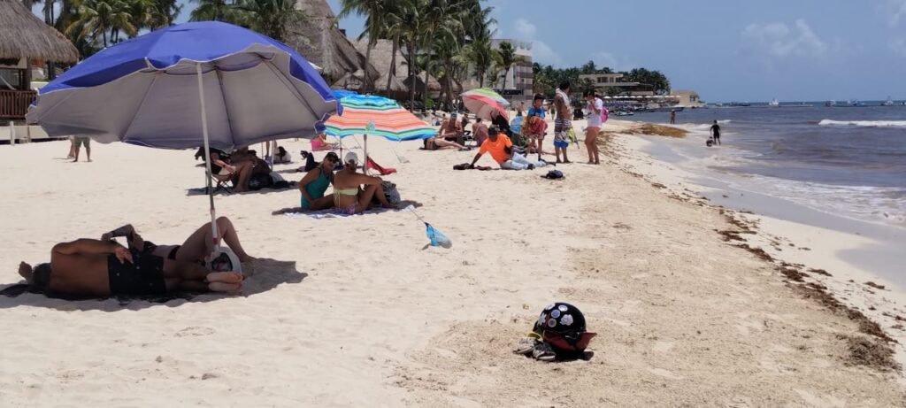 Turismo en Playa del Carmen registra aumento de visitantes en última semana vacacional de verano.
