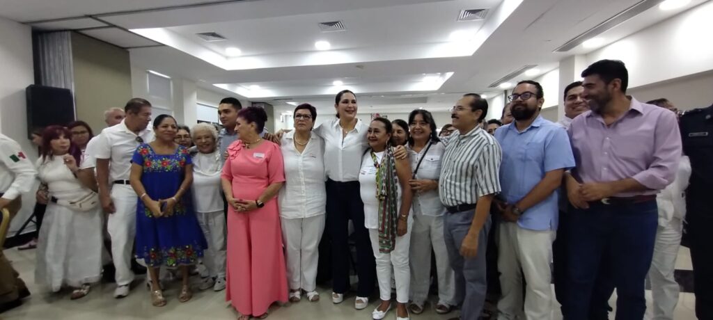 Estefanía Mercado reconoce el valor de los adultos mayores de Playa del Carmen como guía de la sociedad.