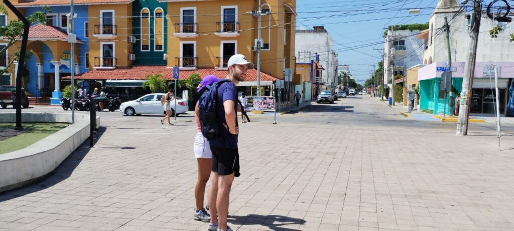 Turismo en Playa del Carmen registra aumento de visitantes en última semana vacacional de verano.