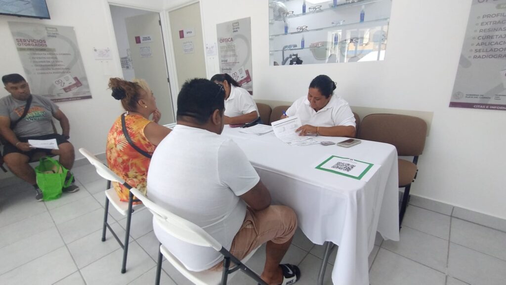 Centros de Salud ofrecen servicios especializados para combatir soledad en adultos mayores en Playa del Carmen.
