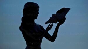 Develan escultura de sirena en Isla Mujeres en honor a las mujeres. Foto: Paola Chiomante