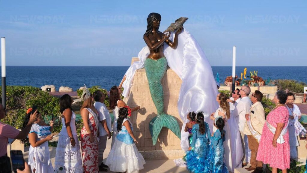Develan escultura de sirena en Isla Mujeres en honor a las mujeres. Foto: Paola Chiomante