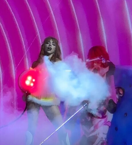 25 mil fanáticos asisten al primer concierto de Yeri Mua en Playa del Carmen.