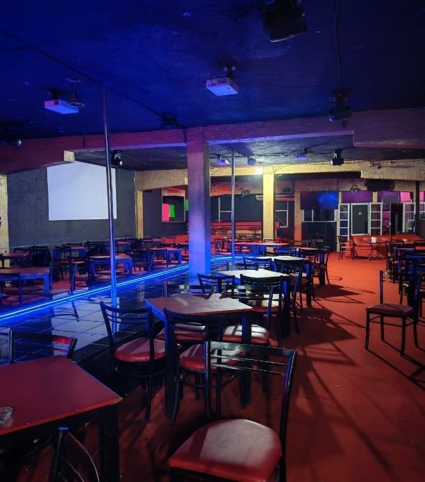 Elementos de la FGE rescata a 15 mujeres víctimas de trata de personas en bar de Tulum.