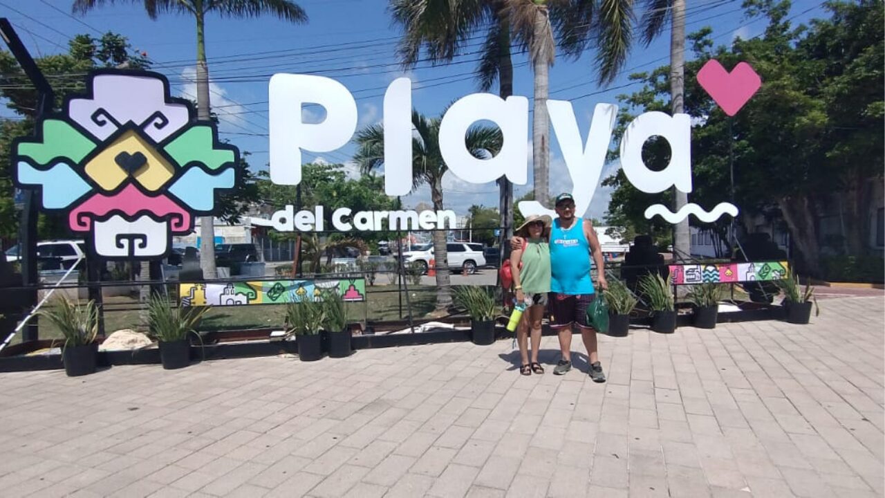 Turismo en Playa del Carmen registra aumento de visitantes en última semana vacacional de verano.