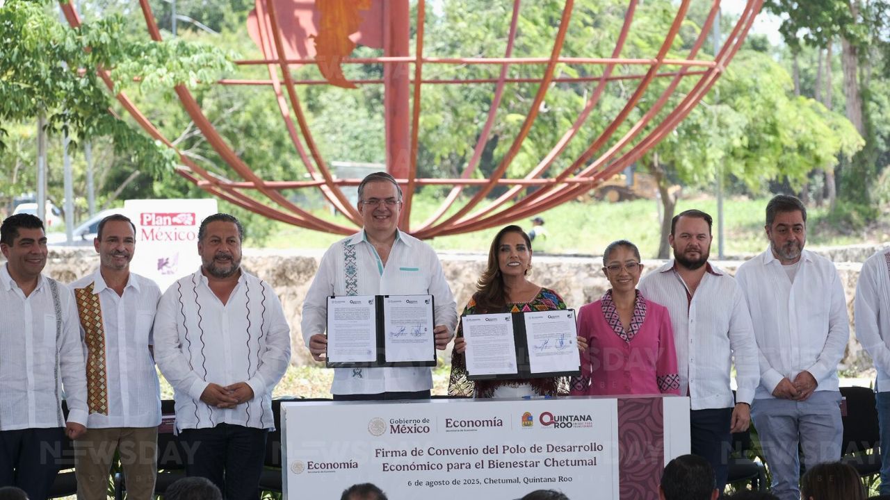 Firman convenio para instalar Polo de Desarrollo Económico del Bienestar en Chetumal. Foto: Paola Chiomante