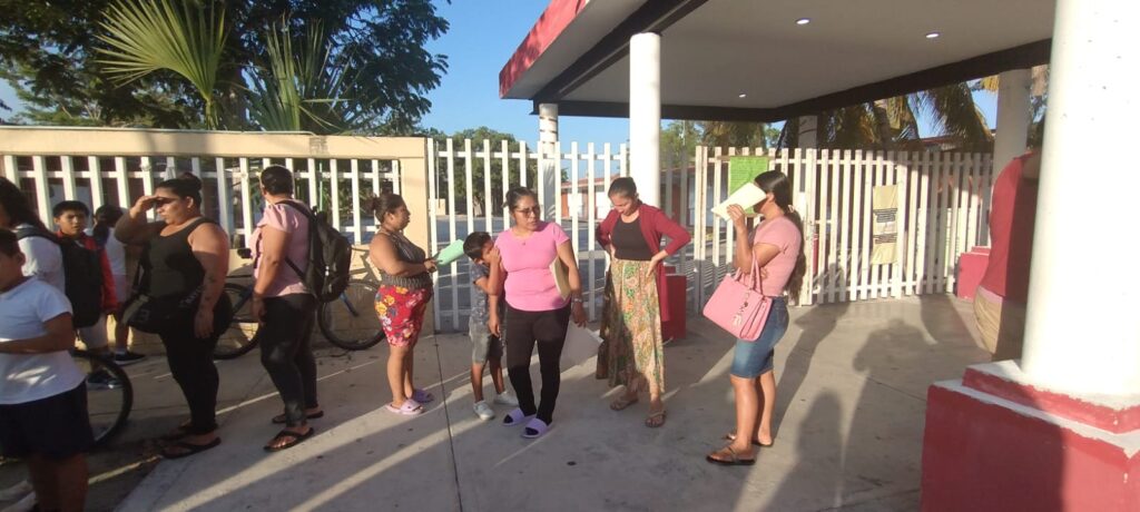 Regreso a clases en Playa del Carmen inicia con protesta de padres ...