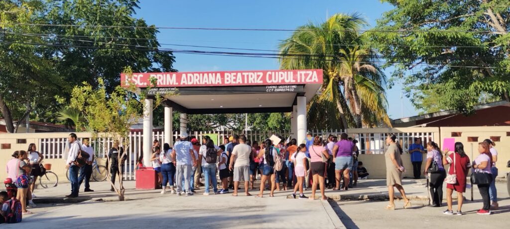 Regreso a clases en Playa del Carmen inicia con protesta de padres ...