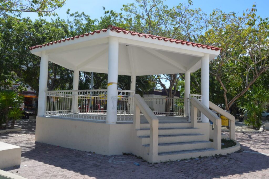 Rehabilitan 99 parques municipales en Playa del Carmen, con meta de 376 ...